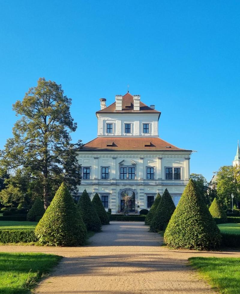 Lustschloss Ostrov